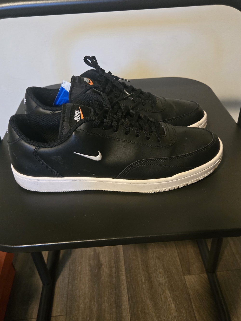 Nike Black Low-Top Sneakers with White Swoosh Men's Size 11**